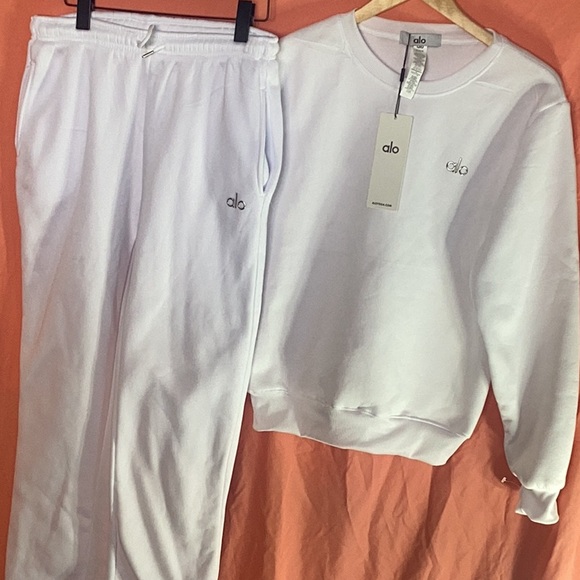 Alo White Sweatshirt and Sweatpants Set - Picture 5 of 10